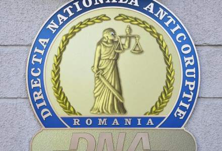 Șeful Direcției Vamale București și mai mulți vameși, luați de DNA. Șpagă cu sute de perechi de adidași și 1.000 de parfumuri contrafăcute.