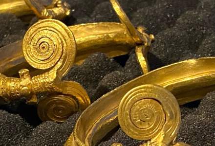 Trei brățări preistorice de aur dezgropate în România au fost confiscate de la o licitație din Monte Carlo și au revenit în țară