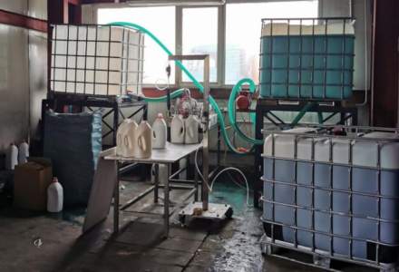 Fabrică ilegală de detergent premium contrafăcut, descoperită în Mureș. Materia primă era adusă din Ungaria