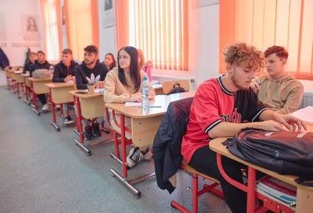 Studiu: Elevii români au încredere mai mare în instituţiile europene decât în cele naţionale