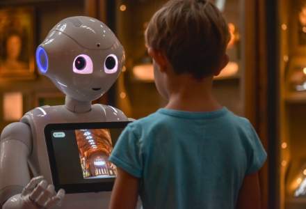 Muzeul Satului și-a angajat robot pe post de ghid: acesta va conduce vizitatorii în Casa de romi