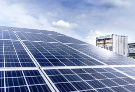 Clădiri publice cu panouri fotovoltaice pe acoperiș: Legea a fost adoptată