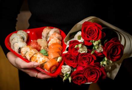 De 8 martie, românii se răsfață cu sushi și flori. Lalelele, trandafirii și irisul sunt cele mai des comandate
