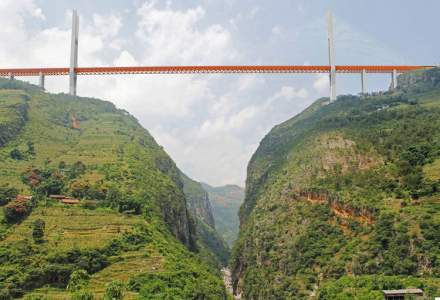 China a inaugurat cel mai inalt pod rutier din lume. Este cat o cladire de 200 de etaje si a fost gata in 3 ani