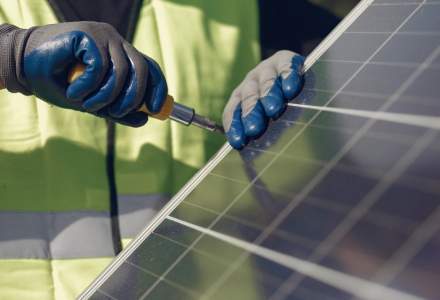 Concedieri masive la cel mai mare producător mondial de panouri fotovoltaice, prezent și în România