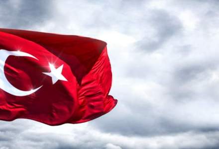 Turcia a demis inca 6.000 de politisti, bugetari si profesori universitari, in urma anchetelor de dupa tentativa de puci