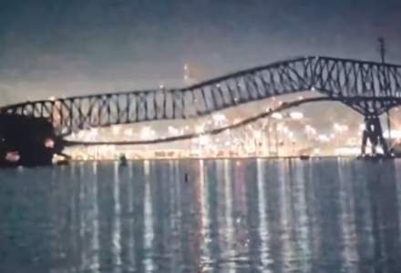 VIDEO | Pod important din SUA, doborât de un vapor. Mașini și oameni au ajuns în apa răului