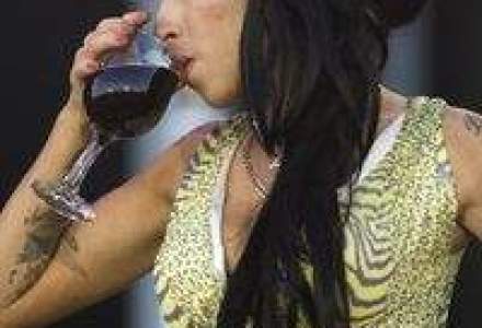 Amy Winehouse ar fi cumparat droguri vineri seara. Supradoza de ecstasy?