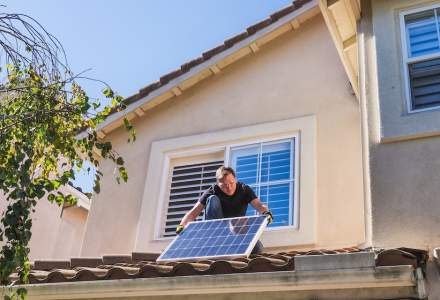 Tot mai mulți români vor să-și instaleze panouri fotovoltaice pe casele lor