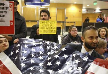 Mii de persoane au ocupat aeroporturile americane in semn de protest fata de ordinul executiv semnat de Donald Trump