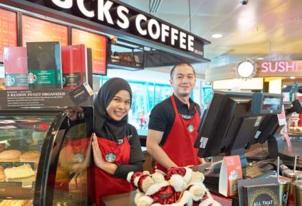 "Efectul Trump"? Starbucks vrea sa angajeze 10.000 de refugiati in cafenelele sale din SUA si alte 74 de tari