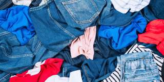 Ministerul Mediului pregătește sancțiuni pentru producătorii și importatorii de haine care aruncă deșeuri textile