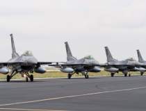 Un lot de trei avioane F16...