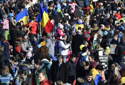 Zeci de studenti din Cluj au ajuns in Gara de Nord; prima oprire a fost la DNA: "Dragnea, nu uita, te asteapta Laura"