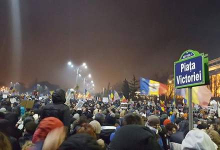 Peste 200.000 de protestatari in Piata Victoriei. Manifestantii au aprins la ora 21.00 telefoane, lanterne si brichete