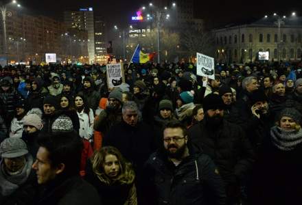 A noua zi de proteste in Piata Victoriei din Capitala s-a incheiat dupa cinci ore