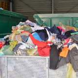 Europenii aruncă masiv haine la gunoi: Din 11 mil. tone de deșeuri textile, doar 6,6% sunt reutilizate sau reciclate la nivelul UE