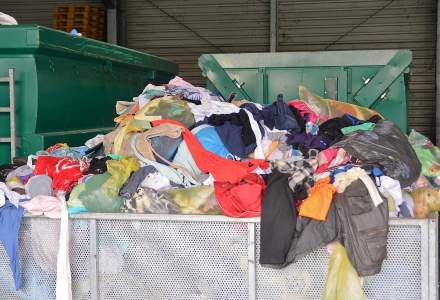 Europenii aruncă masiv haine la gunoi: Din 11 mil. tone de deșeuri textile, doar 6,6% sunt reutilizate sau reciclate la nivelul UE