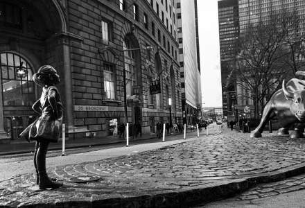 Ziua femeii pe Wall Street: Celebrul taur, "sfidat" de statuia din bronz a unei tinere