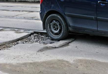 "Craterele" din asfalt, calvarul soferilor din Bucuresti: costul repararii unei singure gropi urca la 1.500 de euro, insa riscul soferilor este unul urias. Ce solutii exista?
