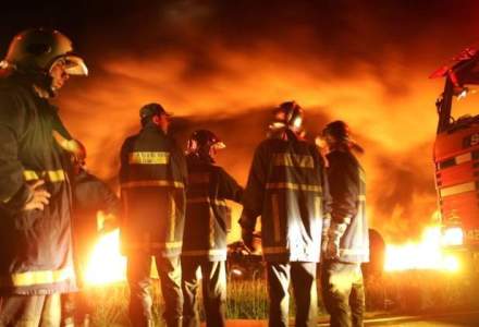 Zeci de salvatori intervin de aproximativ o zi pentru stingerea incendiului de vegetatie din Muntii Apuseni