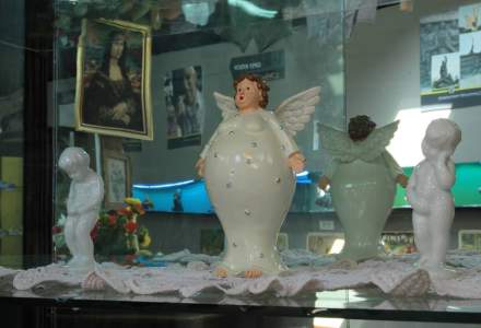 Muzeul kitsch-ului s-a deschis in Bucuresti: carpeta Rapirea din Serai, pestele din cristal, mileuri, printre exponate