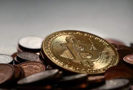 Bitcoin a crescut la un nivel record de peste 1.700 de dolari