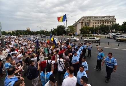 Protest in Piata Victoriei si mars spre Palatul Parlamentului: peste 500 de persoane scandeaza impotriva coruptiei si a Guvernului PSD