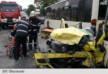 Accident in Bucuresti. Doi morti dupa ce un taxi s-a ciocnit cu o alta masina
