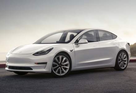 Tesla a livrat primele 30 de masini electrice Model 3. Are un display de 15 inch in loc de ceasuri de bord