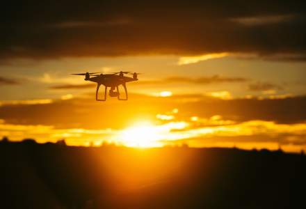 Dronele sunt viitorul: o universitate din SUA va construi cu 800.000 de dolari un laborator de testare a acestor echipamente. Gigantii din constructii folosesc deja cu succes aceasta tehnologie pe santiere