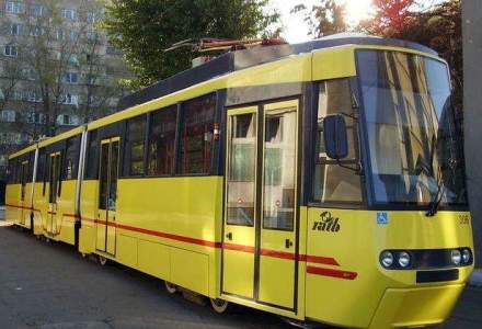 Un tramvai a luat foc in zona AFI Cotroceni din Capitala. Cinci persoane au ajuns la spital