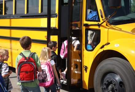 Proiect pilot: Elevii din Bucuresti ar putea fi dusi la scoala cu transportul local