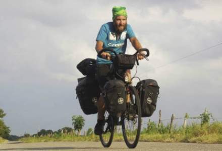 Romanul care a facut autostopul pana in Iran si acum traverseaza Americile pe bicicleta
