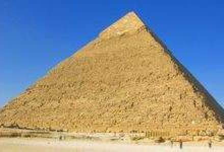 Piramidele intra in Cairo