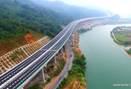 Chinezii au construit, intr-un timp record, inca o autostrada intr-o zona muntoasa