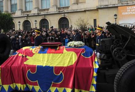 Funeraliile Regelui Mihai: Trenul Regal in care se afla sicriul a pornit spre Curtea de Arges
