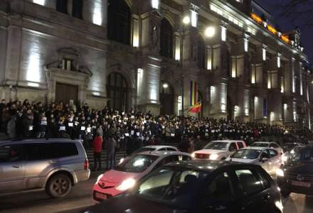 Circa 500 de magistrati protesteaza pe treptele Palatului de Justitie
