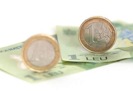 Cursul leu/euro atinge al doilea maxim istoric consecutiv pe fondul tensiunilor din scena politica
