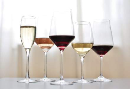 Profilul consumatorului de vin: romanii prefera vinurile rosii seci. Cat platesc pentru vin si de unde cumpara