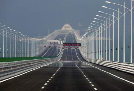China bate un nou record la infrastructura: un pod de 55 km lungime a fost inaugurat. Este cel mai lung pod din lume peste mare si are o garantie de 120 de ani