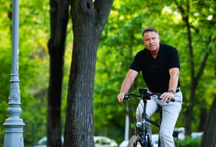 Klaus Iohannis a iesit la plimbare cu bicicleta prin Herestrau: "Traficul din Bucuresti este infernal"