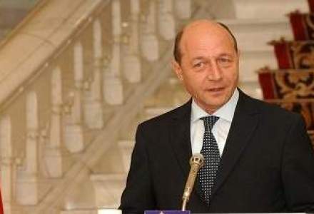 Basescu anunta ca banii din privatizari vor merge in modernizarea companiilor si NU in salarii sau pensii