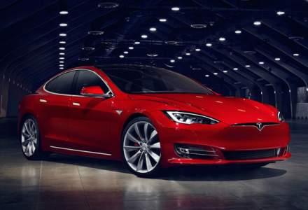 Tesla va solicita o taxa anuala pentru conexiunea la internet din masina: regula se aplica pentru comenzile de la 1 iulie