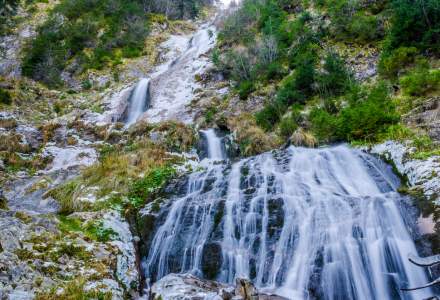 VIDEO Loc de vis in Romania. Cascada Cailor: una dintre cele mai frumoase si impresionante cascade din Maramures