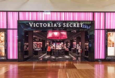 CEO-ul brandului PINK al Victoria's Secret se retrage dupa 20 de ani. Vanzarile retailerului de fashion, in scadere