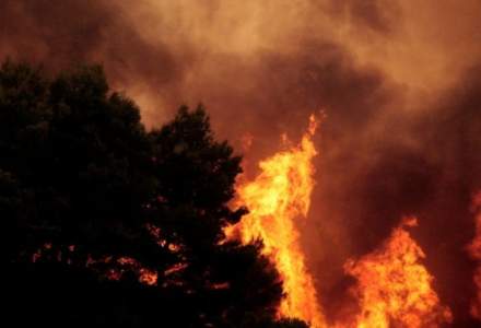 Incendiu la o casa din Bucuresti, extins la un bloc. Cinci persoane au avut nevoie de primul ajutor
