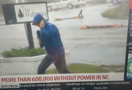VIDEO. Reporterul din imagini incearca sa dramatizeze proportiile Uraganului Florence. Doi trecatori il dau de gol