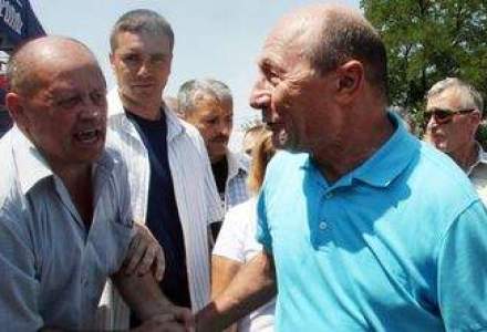 Efectul Basescu in magazinele marilor branduri: unii evita tricourile albastre, altii vin special pentru ele