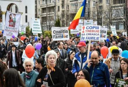 Politico, despre referendumul din Romania: "Guvernul spera ca o sa faca oamenii sa uite esecurile sale"